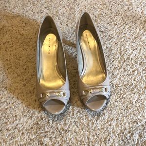 Bandolino beige heels